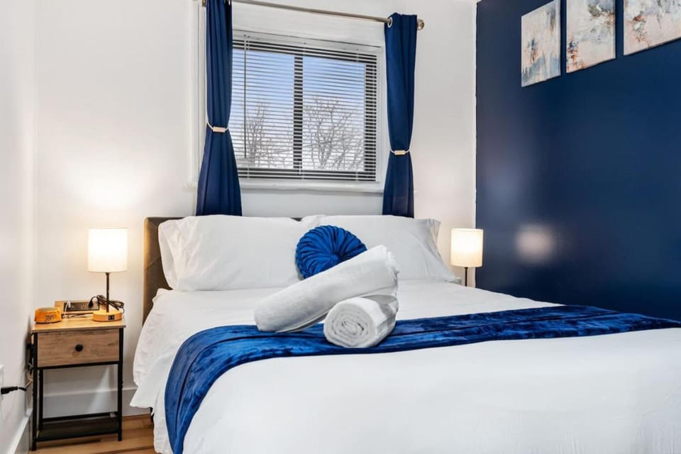 Spacious 3 BR Suite w/ Office! Central + Parking Apartment in Shadyside