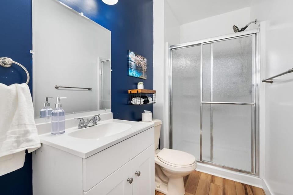 Cozy King Suite with Parking, Workspace, and in central location Apartment in Shadyside