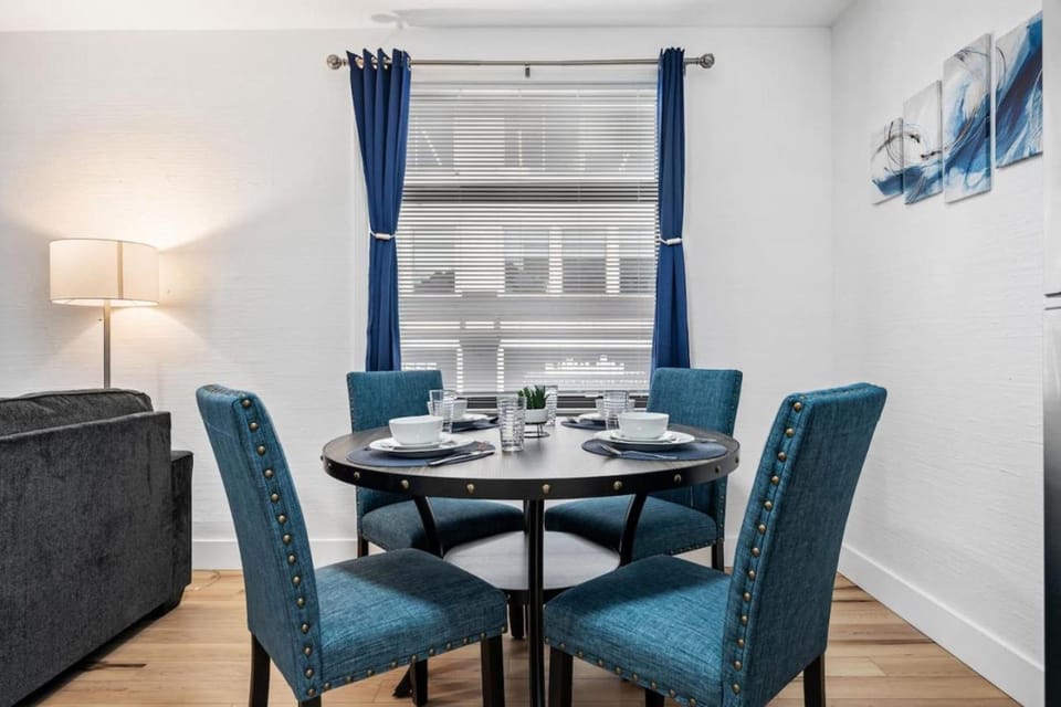 Cozy King Suite with Parking, Workspace, and in central location Apartment in Shadyside