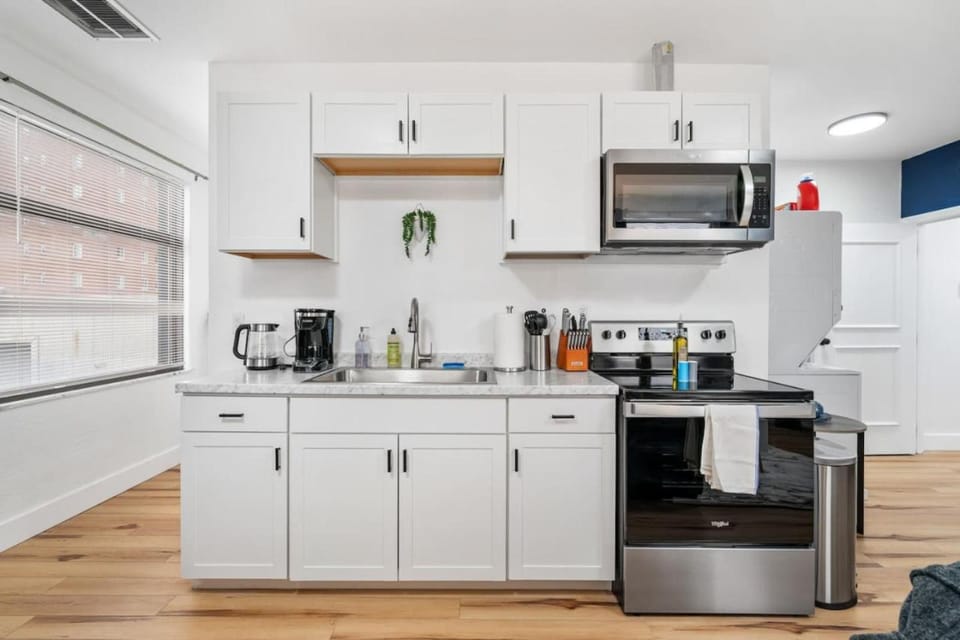 Cozy King Suite with Parking, Workspace, and in central location Apartment in Shadyside