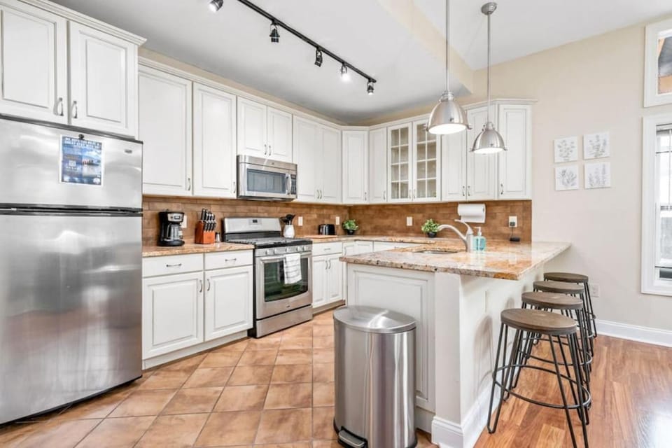 Stunning Shadyside 2 BR suite, First floor Unit in Walkable area Apartment in Shadyside