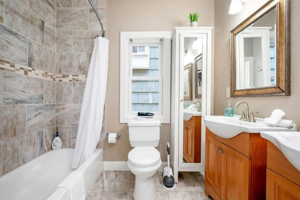 Stunning Shadyside 2 BR suite, First floor Unit in Walkable area Apartment in Shadyside