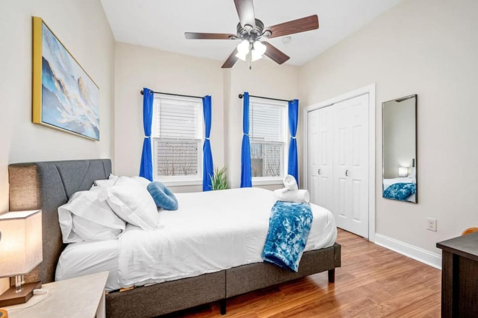 Stunning Shadyside 2 BR suite, First floor Unit in Walkable area Apartment in Shadyside