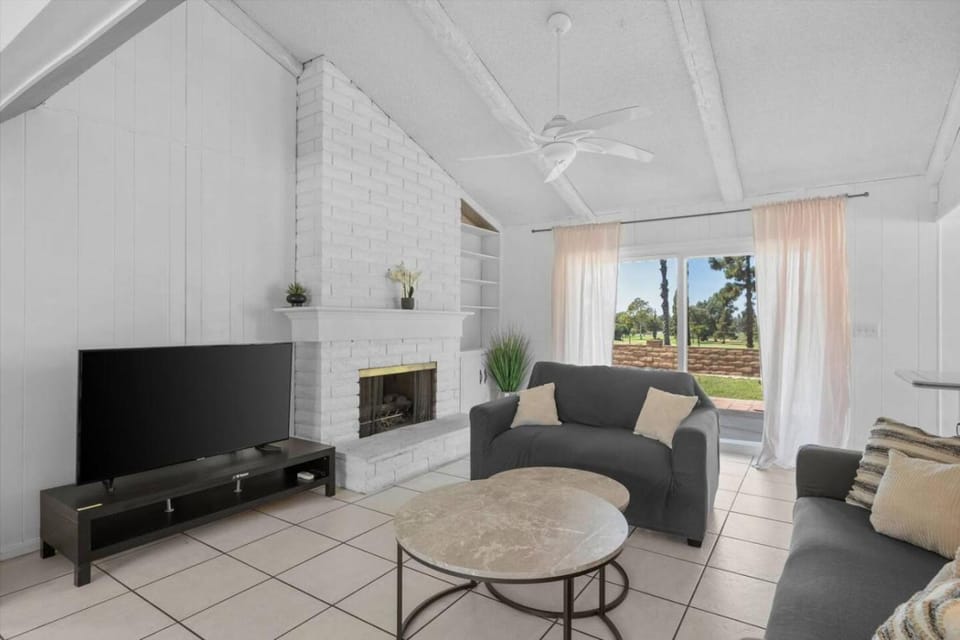 Oak and Fairway House in Riverside