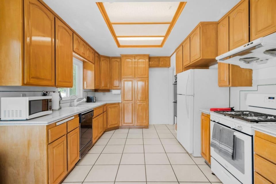 Oak and Fairway House in Riverside