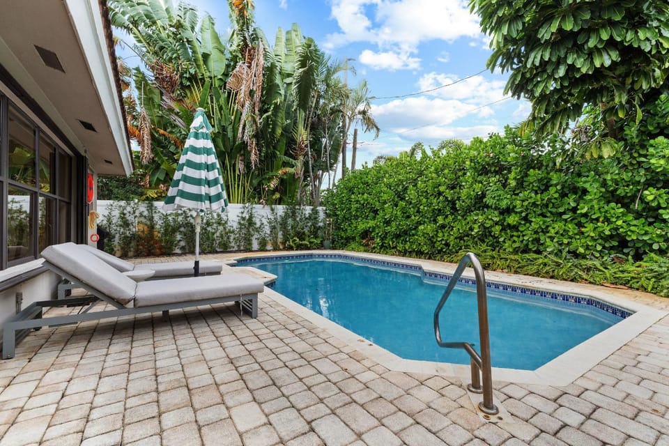 Property building, Patio, Day, Garden, Garden view, Pool view, Swimming pool, sunbed