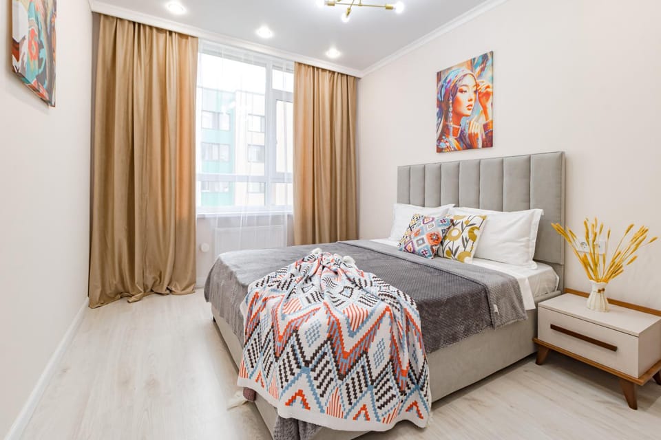 Bed, Living room, Photo of the whole room, Seating area, Bedroom