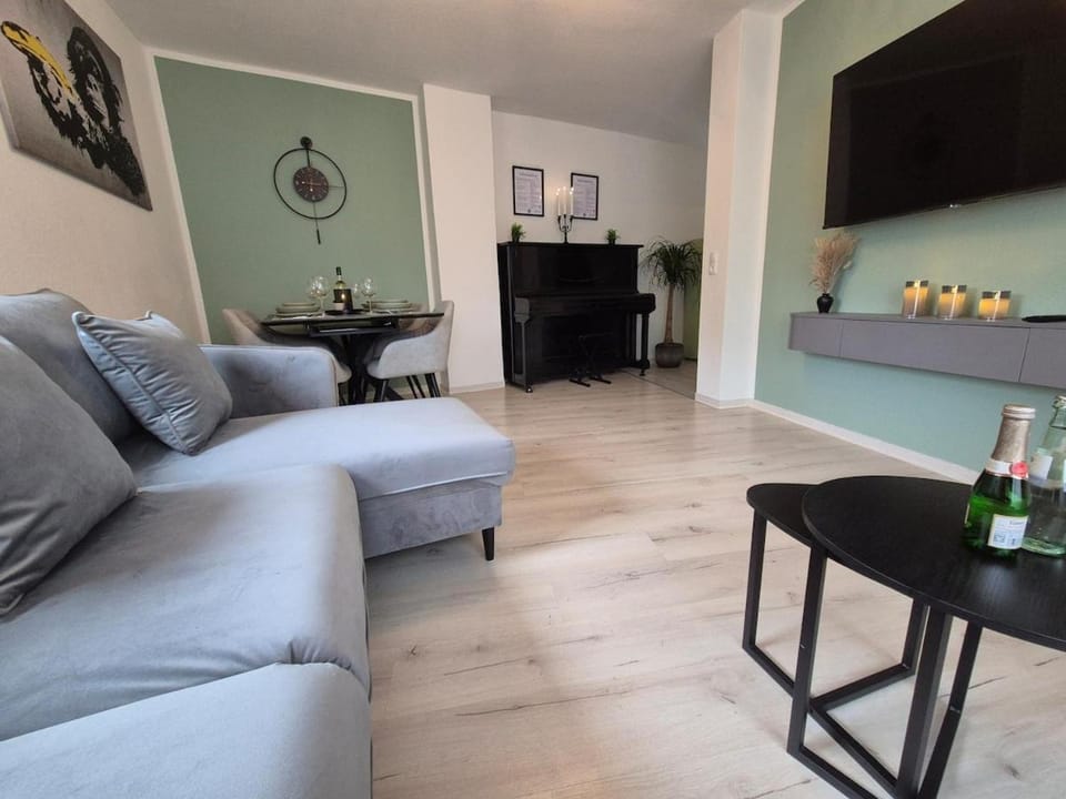 Bed, TV and multimedia, Living room, Seating area, Evening entertainment