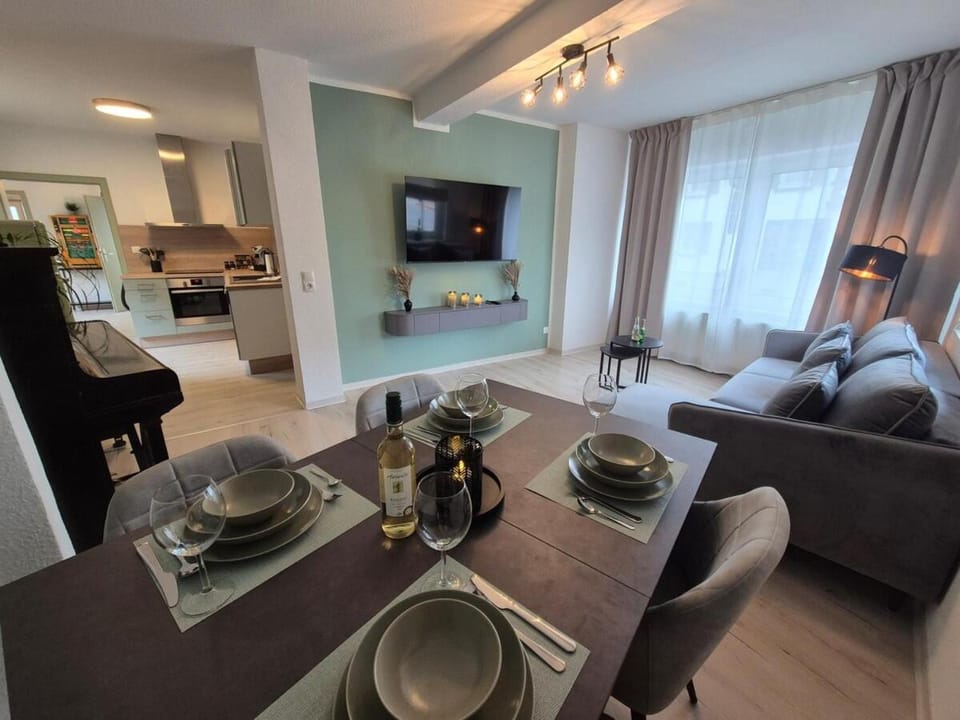 Communal lounge/ TV room, TV and multimedia, Living room, Seating area, Dining area, Evening entertainment