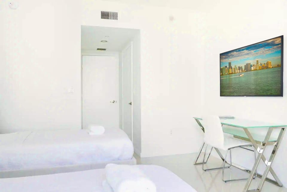 Bed, TV and multimedia, Seating area, Bedroom, towels