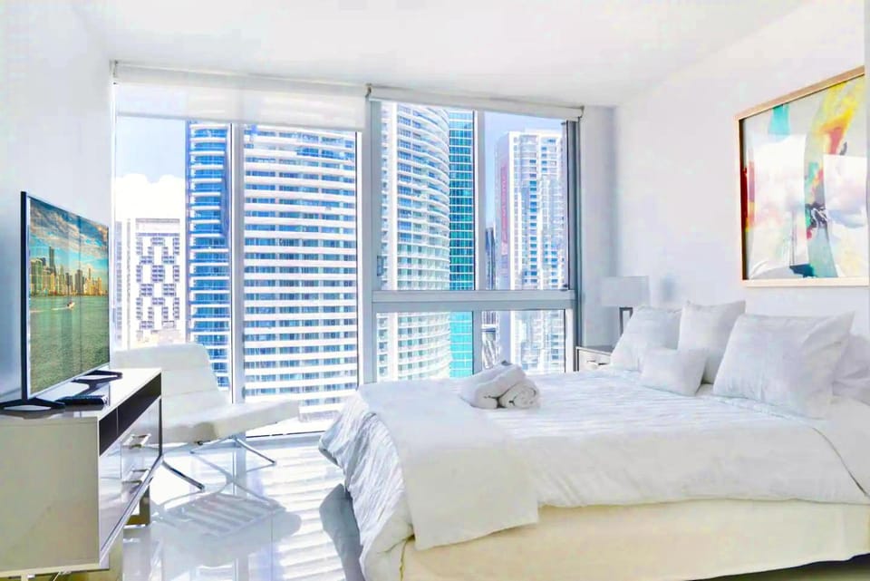 Bed, TV and multimedia, Bedroom, towels