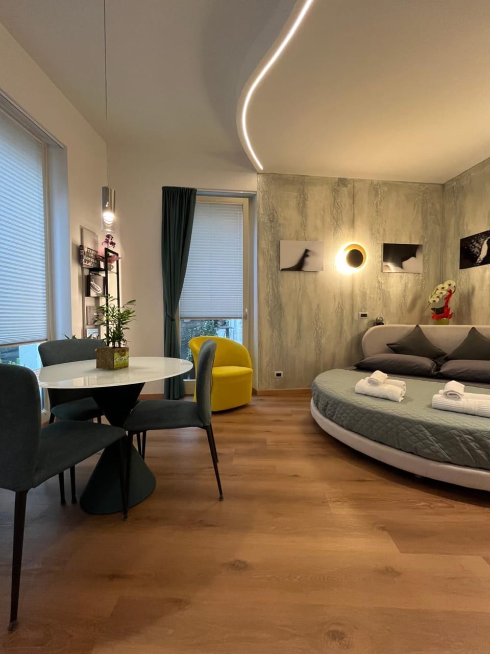 Bed, Photo of the whole room, Seating area