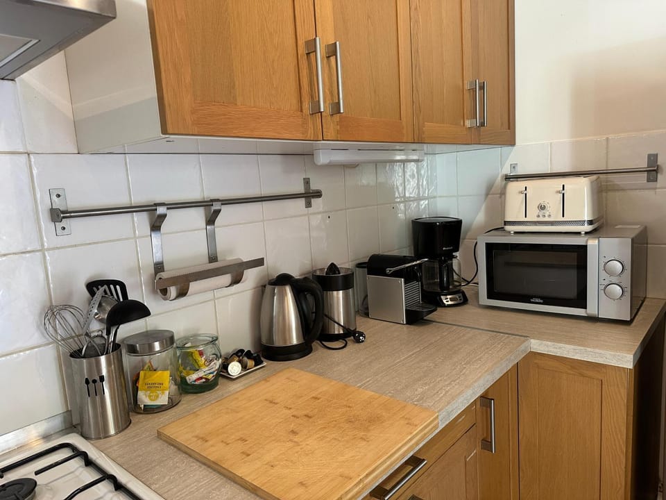 Coffee/tea facilities, Kitchen or kitchenette, dishwasher, stove, toaster