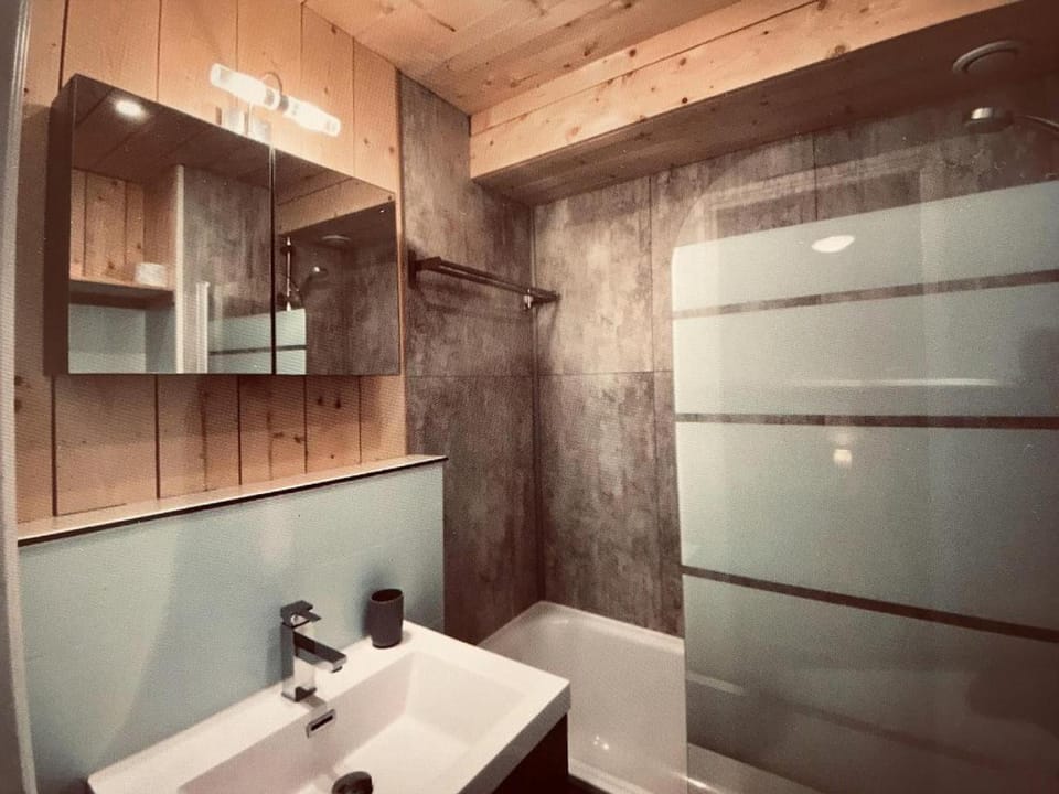 Bathroom, Living room