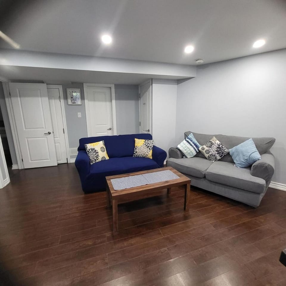 Cozy 2 Bedroom Suite, 5 mins from Thermea Spa Apartment in Ajax