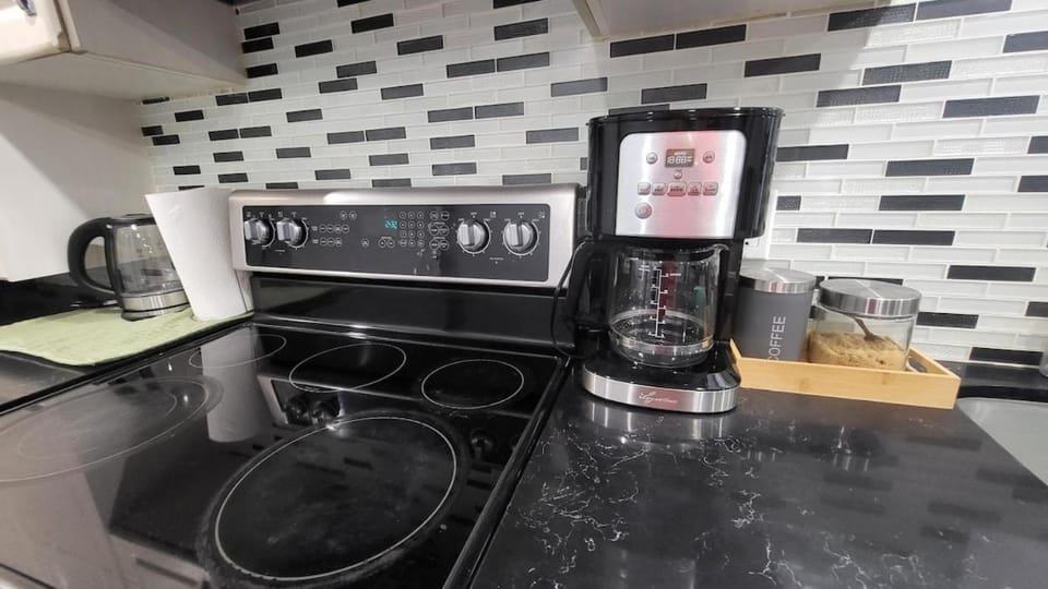 Cozy 2 Bedroom Suite, 5 mins from Thermea Spa Apartment in Ajax