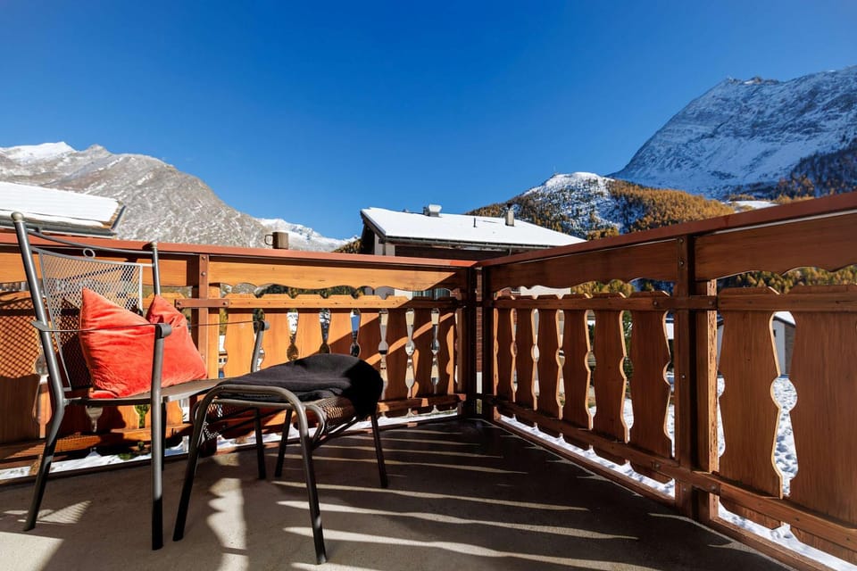 Cornelia 1 Ski-In-Out Stunning Views & Sleeps 8 House in Saas-Fee