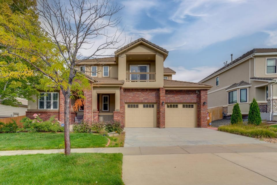 Yard, Home Gym, & Game Room: Spacious Aurora Home House in Aurora