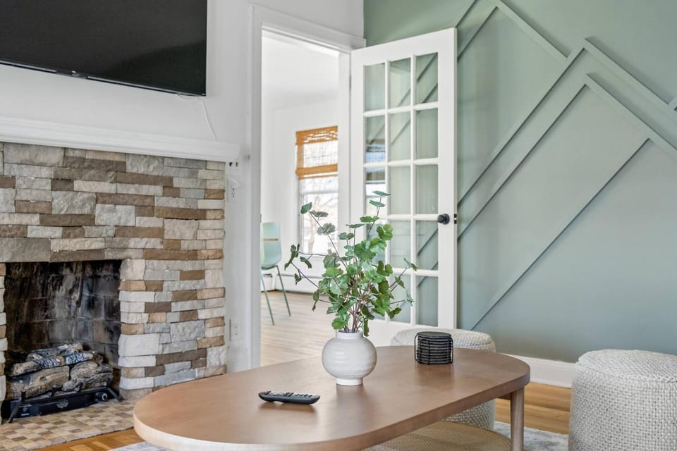 TV and multimedia, Living room, Decorative detail, Seating area