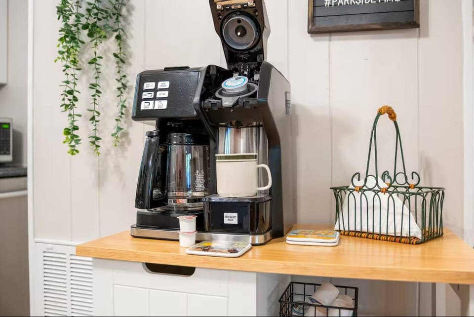 Coffee/tea facilities, Food and drinks, Food