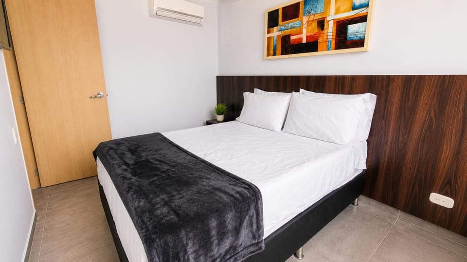 La 70, Laureles Condo, Cold AC Apartment in Medellin