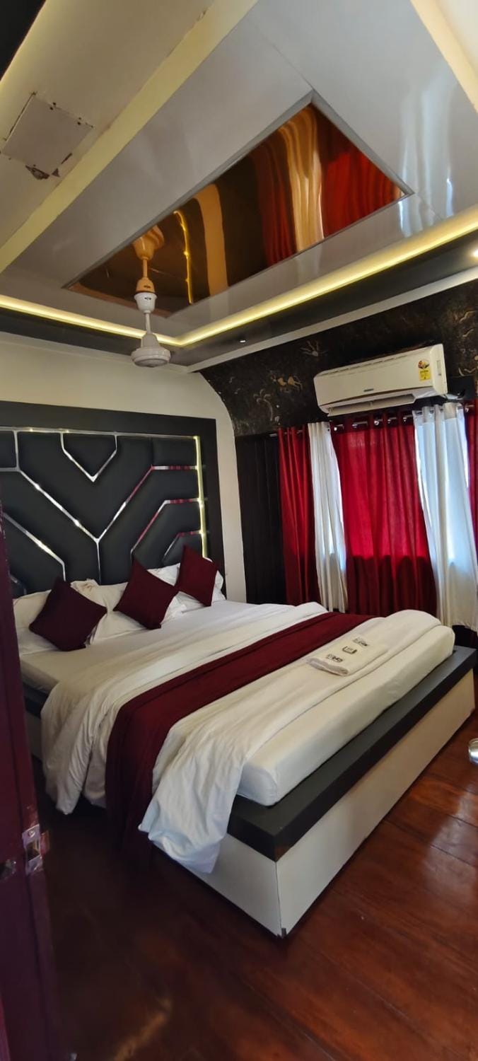 Vistara Backwater Cruise Docked boat in Alappuzha
