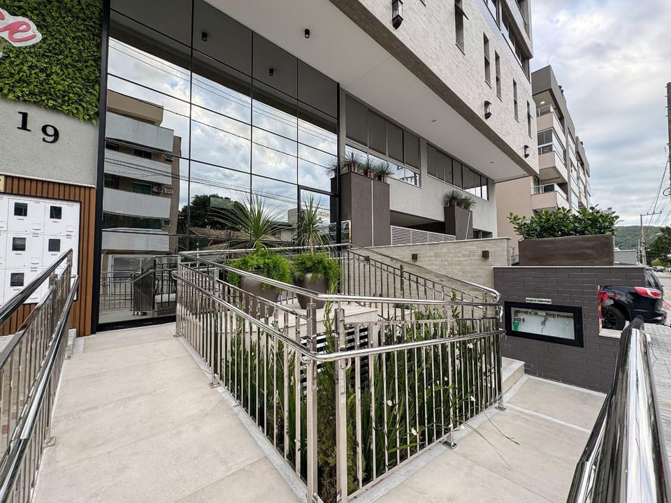 Flat com piscina aquecida em Bombas / SC Apartment in Bombinhas