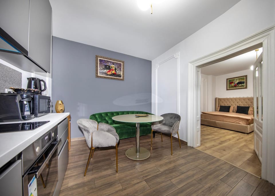 Bed, Coffee/tea facilities, Kitchen or kitchenette, Living room, Photo of the whole room, Seating area, Dining area, oven, stove