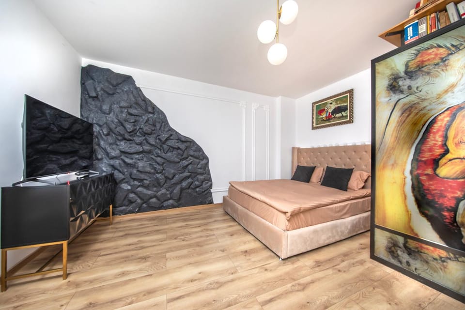 Bed, TV and multimedia, Photo of the whole room, Decorative detail, Bedroom