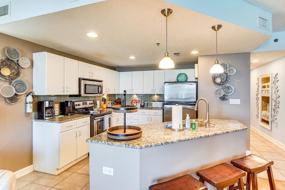 Scenic Balcony & Resort Perks: PCB Condo! House in Panama City Beach