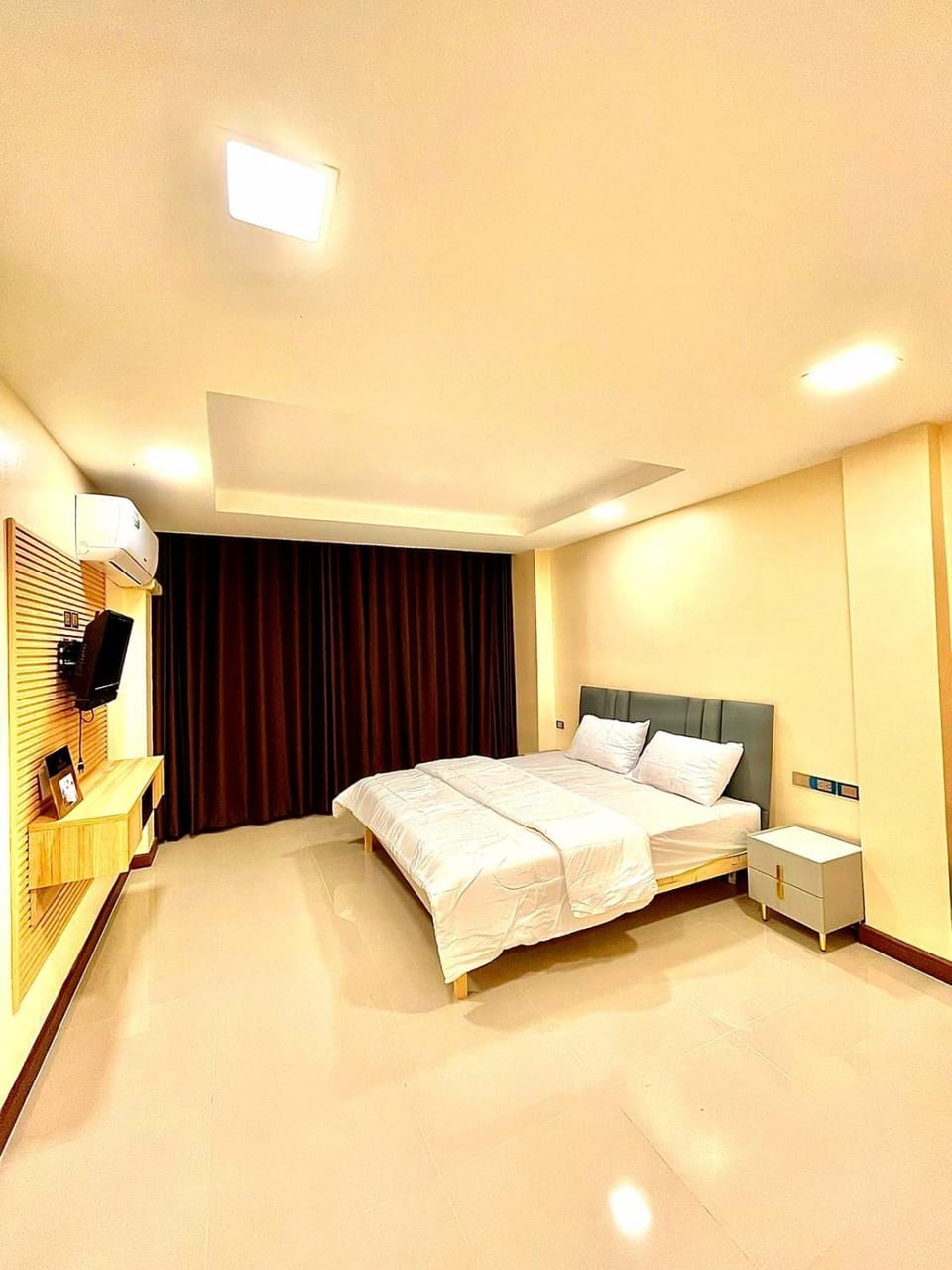 Bed, TV and multimedia, Photo of the whole room, Bedroom