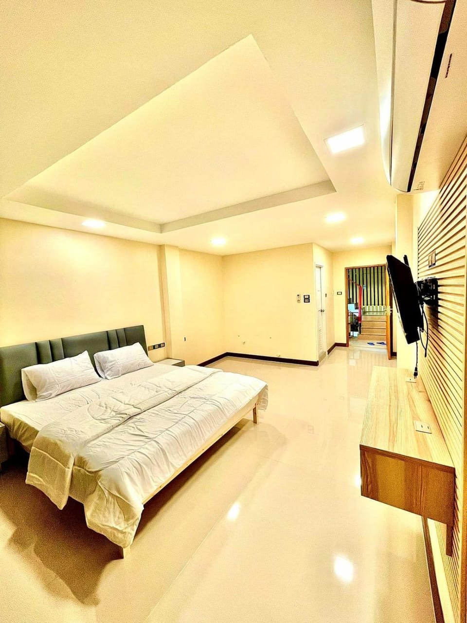 Bed, TV and multimedia, Photo of the whole room, Bedroom