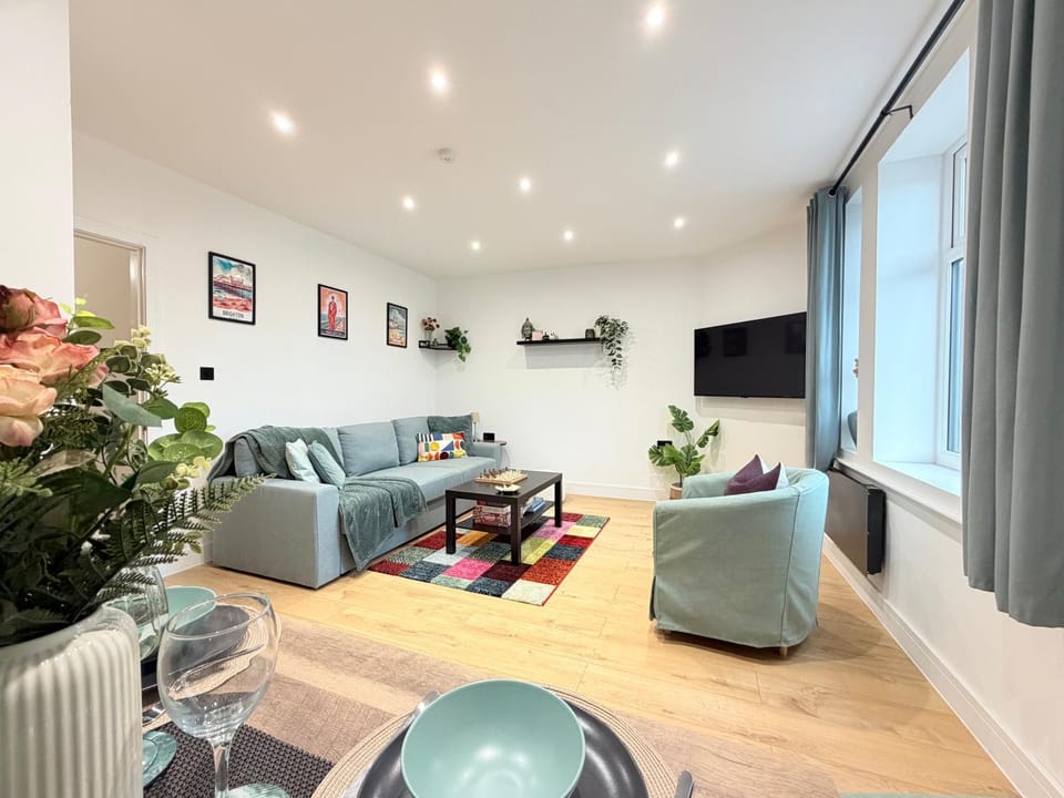 Communal lounge/ TV room, TV and multimedia, Living room