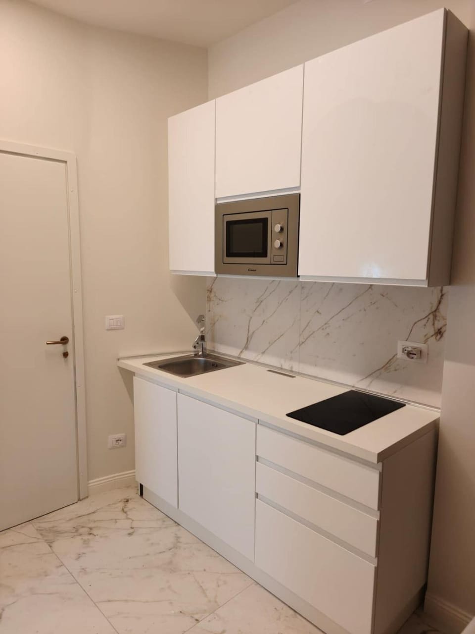 Kitchen or kitchenette, minibar, stove