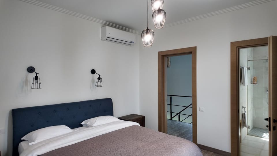 Bed, Photo of the whole room, Bedroom, air conditioner