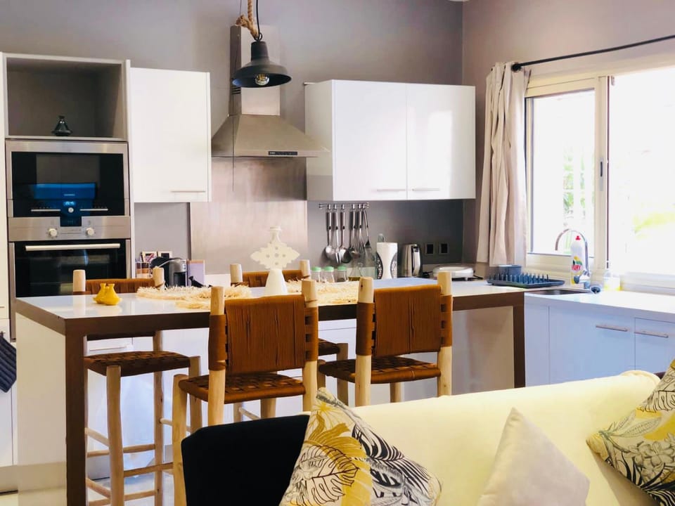 Kitchen or kitchenette, Living room, Seating area, Dining area, oven, stove