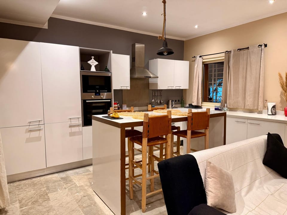 Kitchen or kitchenette, Seating area, Dining area, oven