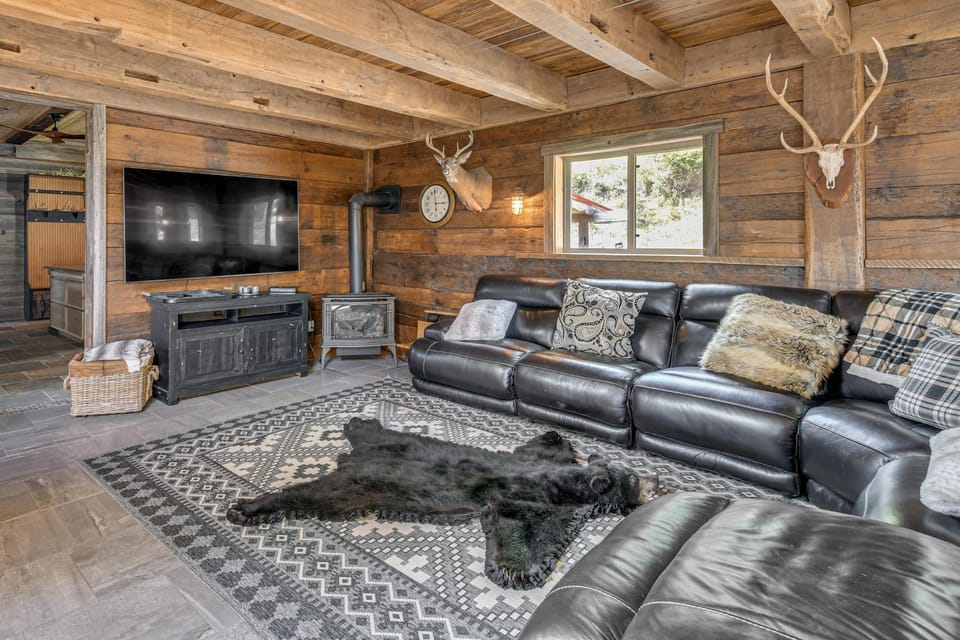 Luxe Cabin Compound 4 Mi to Cameron State Forest! Cabin in Pennsylvania
