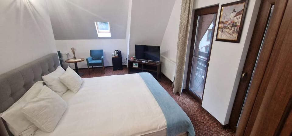 Bed, TV and multimedia, Bedroom