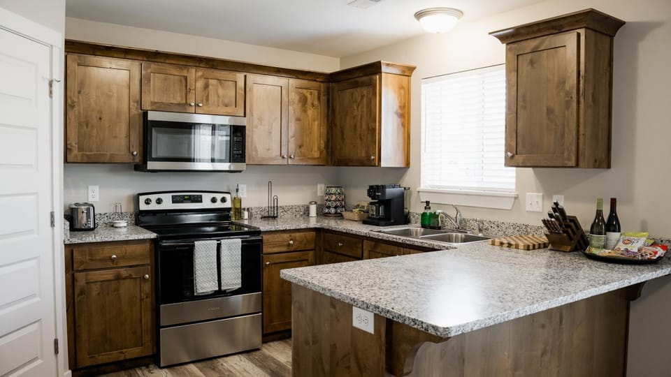 Coffee/tea facilities, Kitchen or kitchenette, dishwasher, oven, stove, toaster