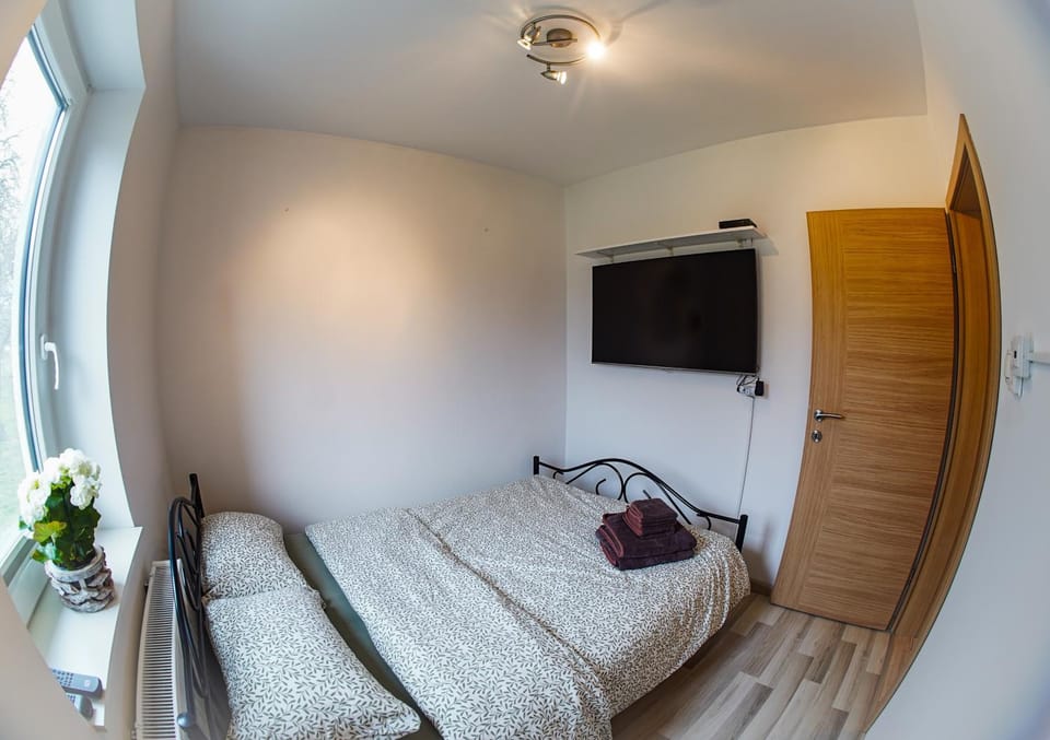 Bed, TV and multimedia, Bedroom, towels