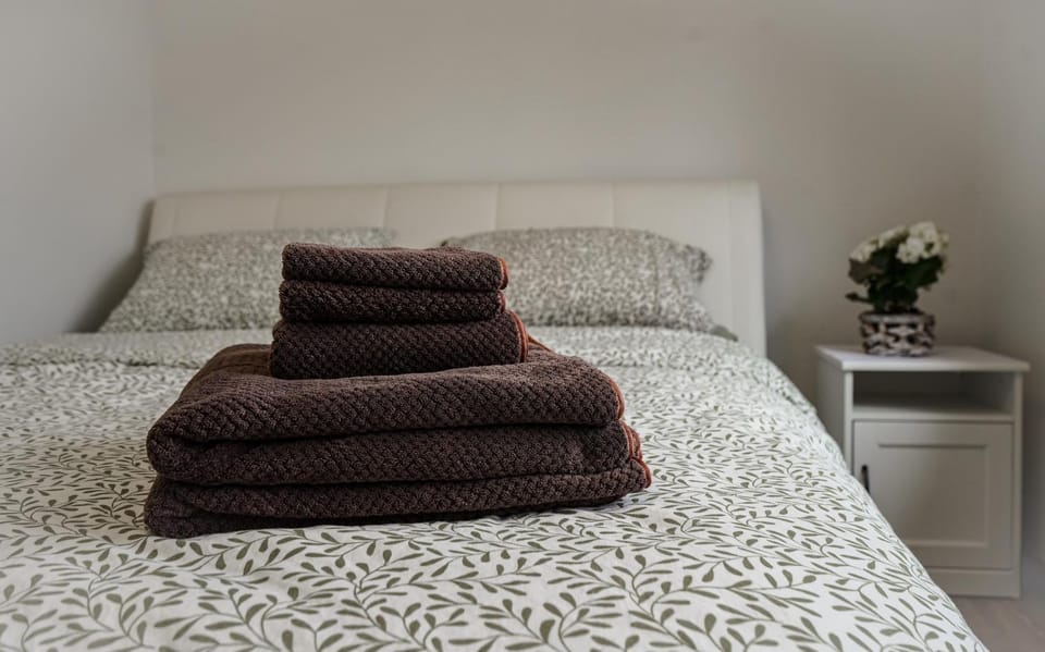 Bedroom, towels
