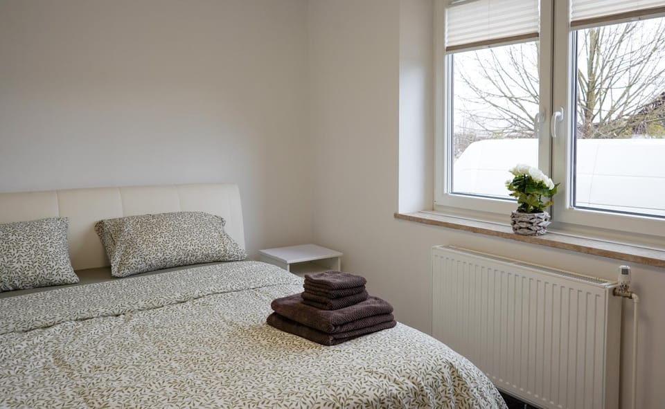 Bedroom, towels