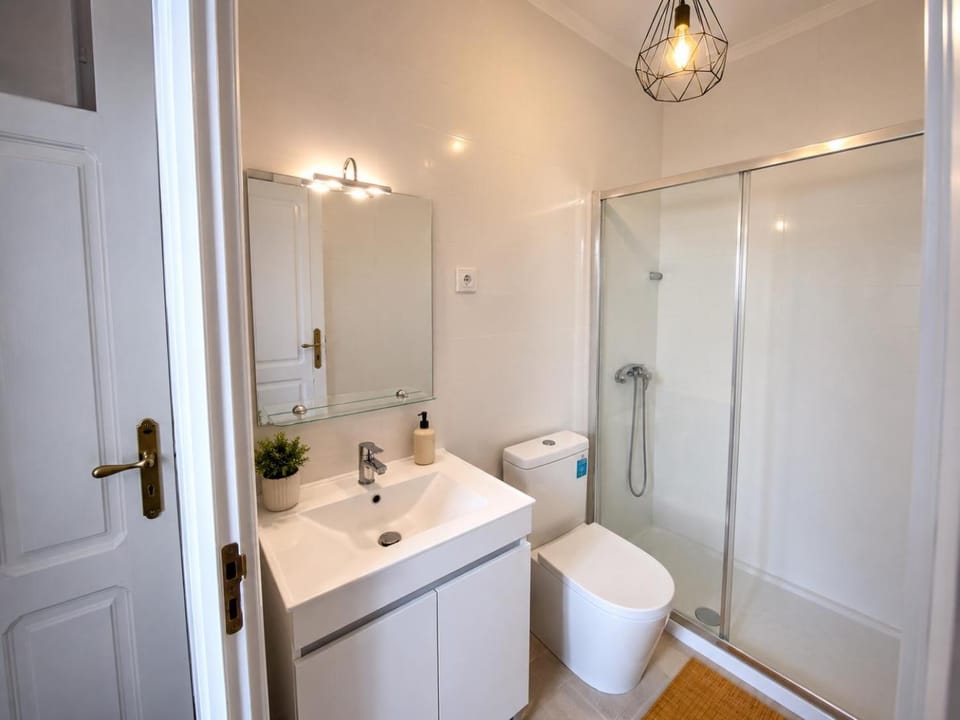 Shower, Toilet, Bathroom, towels