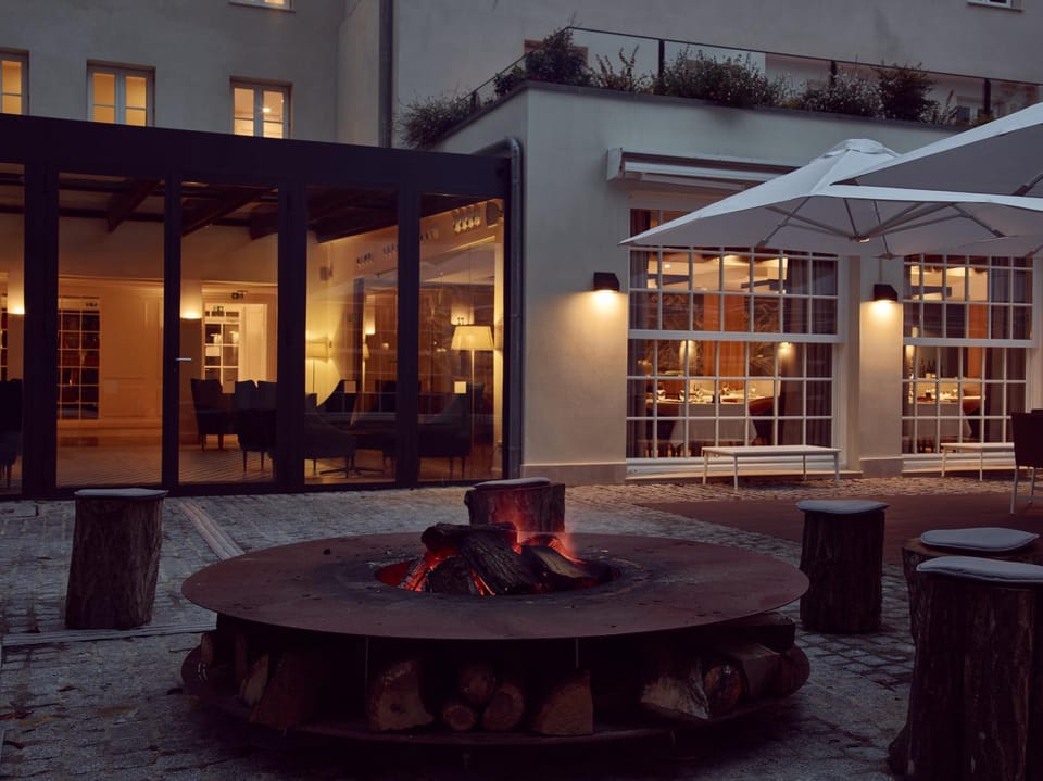 Facade/entrance, Area and facilities