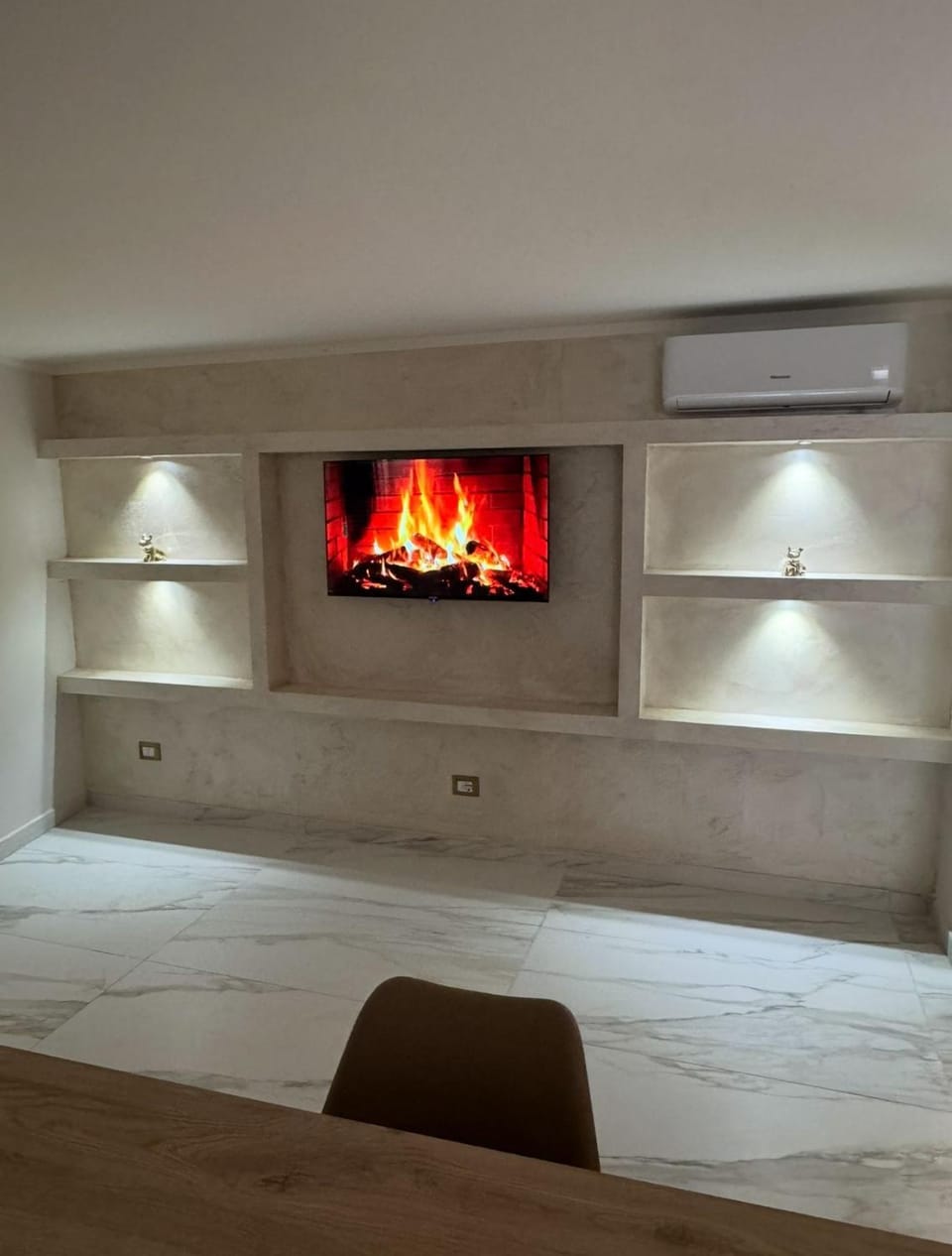 TV and multimedia, Living room, Seating area, air conditioner