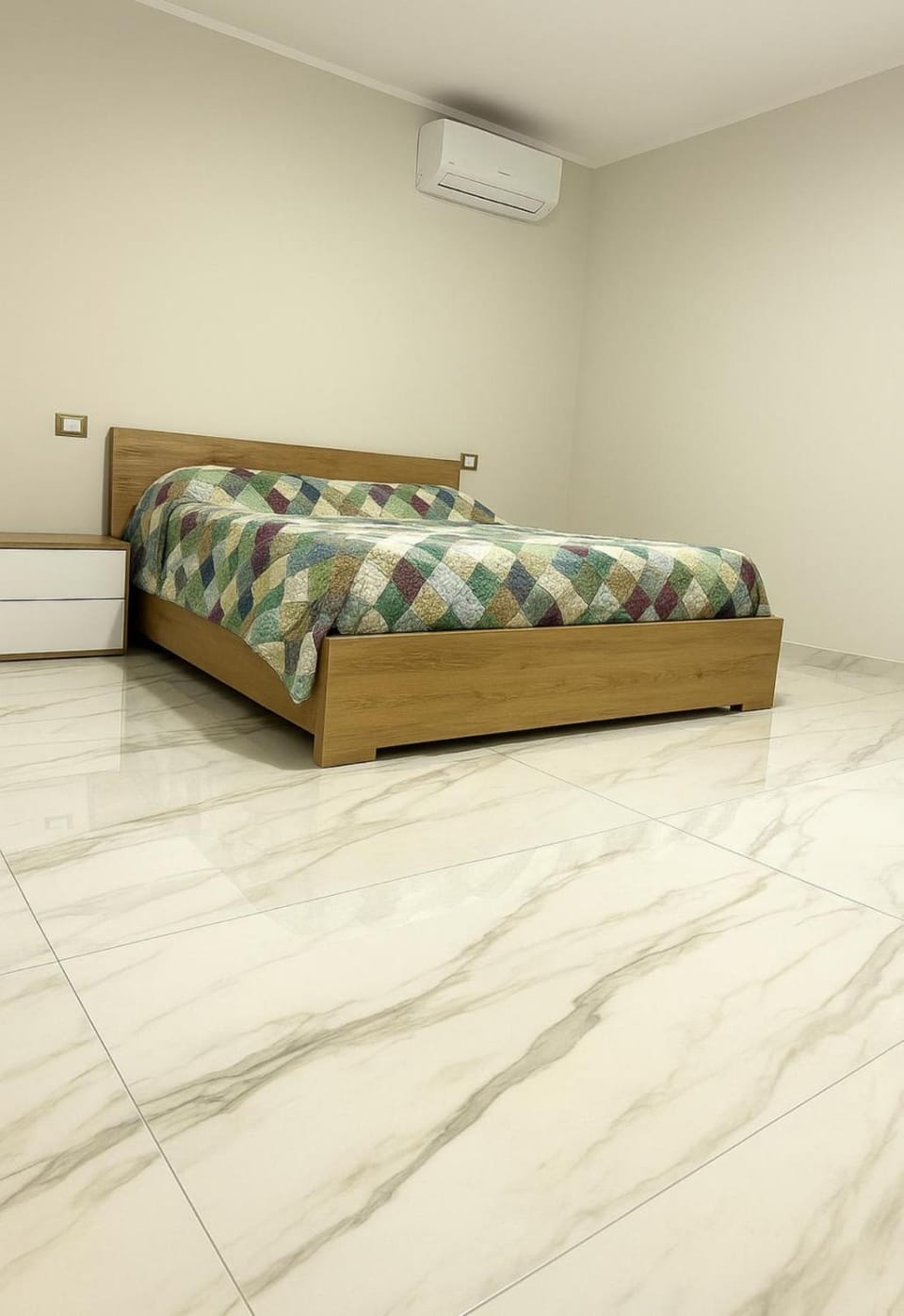 Photo of the whole room, Bedroom