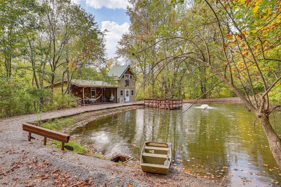 Romantic Pondside Escape: Country Cottage in Paris House in Ohio