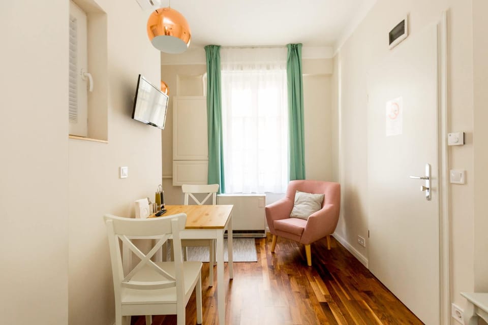 Vibrant Downtown Gem with AC Apartment in Budapest