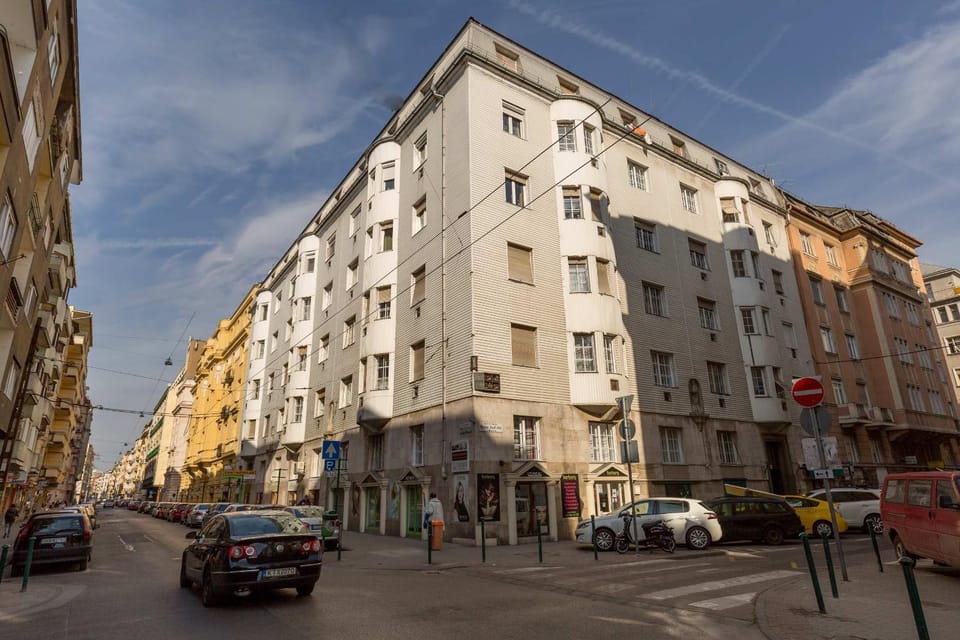 Downtown Sunny Cozy Studio Apartment in Budapest